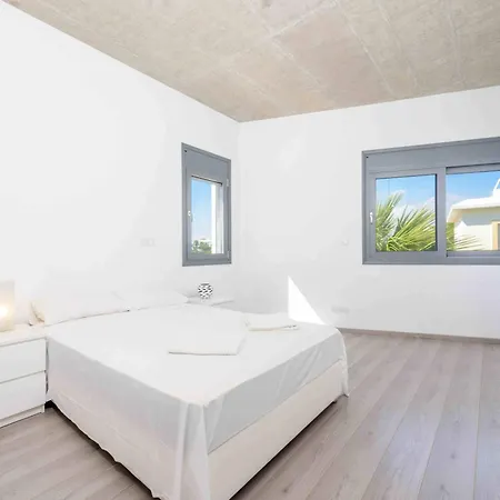 Villa Luxury By The Sea With Heated Pool