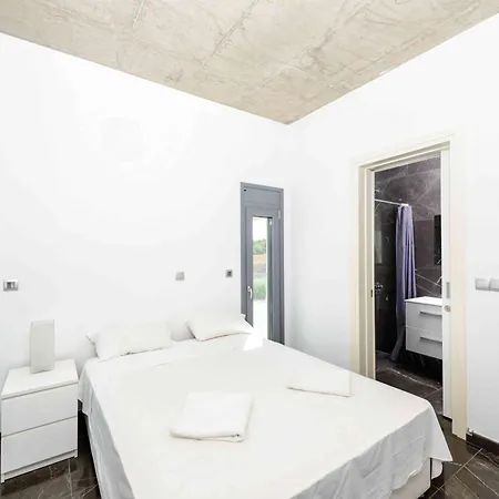 Luxury By The Sea With Heated Pool Protaras