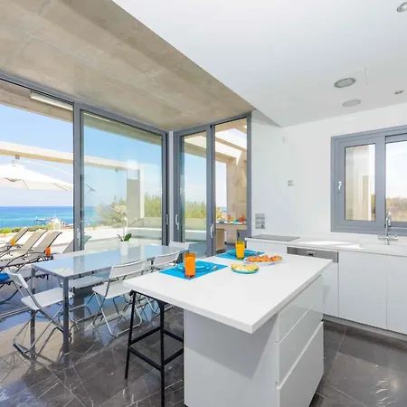 Villa Luxury By The Sea With Heated Pool