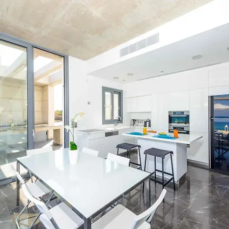 Luxury By The Sea With Heated Pool Protaras