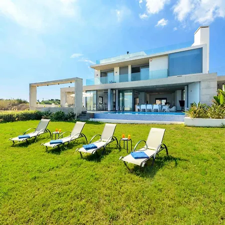 Villa Luxury By The Sea With Heated Pool Protaras