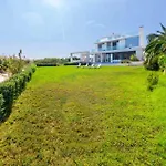 Villa Luxury By The Sea With Heated Pool