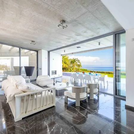 Vilă Luxury By The Sea With Heated Pool