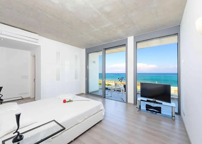 Vila Luxury By The Sea With Heated Pool Protaras