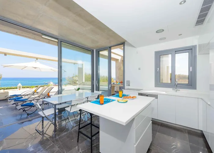 Vila Luxury By The Sea With Heated Pool