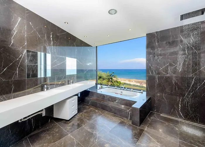 Luxury By The Sea With Heated Pool Vila *