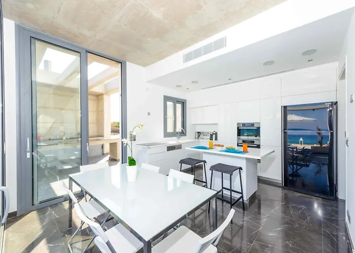 Luxury By The Sea With Heated Pool Protaras