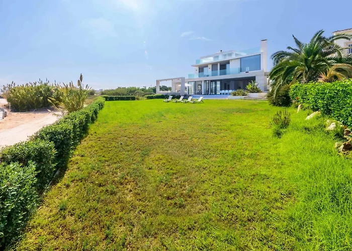 Vila Luxury By The Sea With Heated Pool