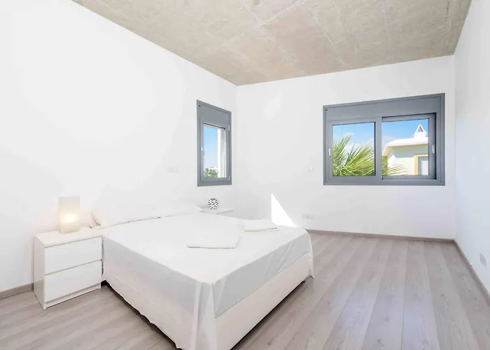 Villa Luxury By The Sea With Heated Pool