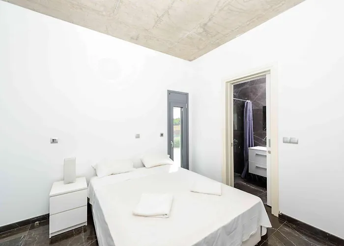 Luxury By The Sea With Heated Pool Protaras