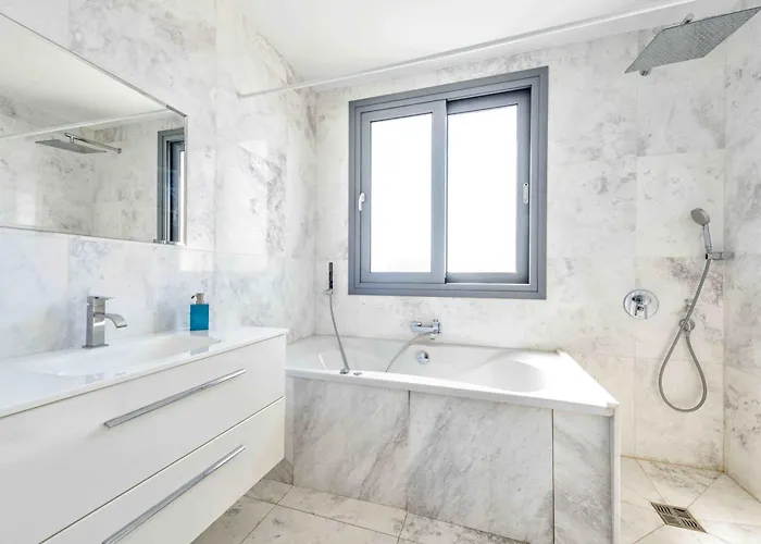 Luxury By The Sea With Heated Pool